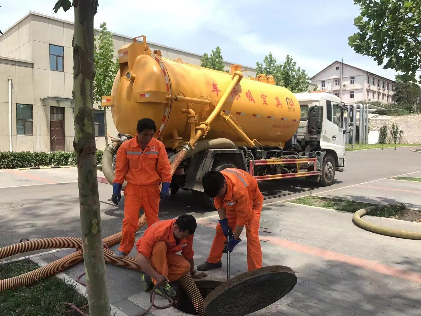 东阁镇化粪池清理与5-8吨吸粪车施工效率分析